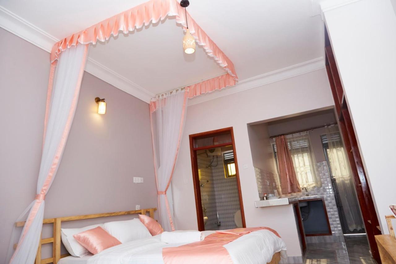 Westway Luxury Suites Mbarara Екстер'єр фото